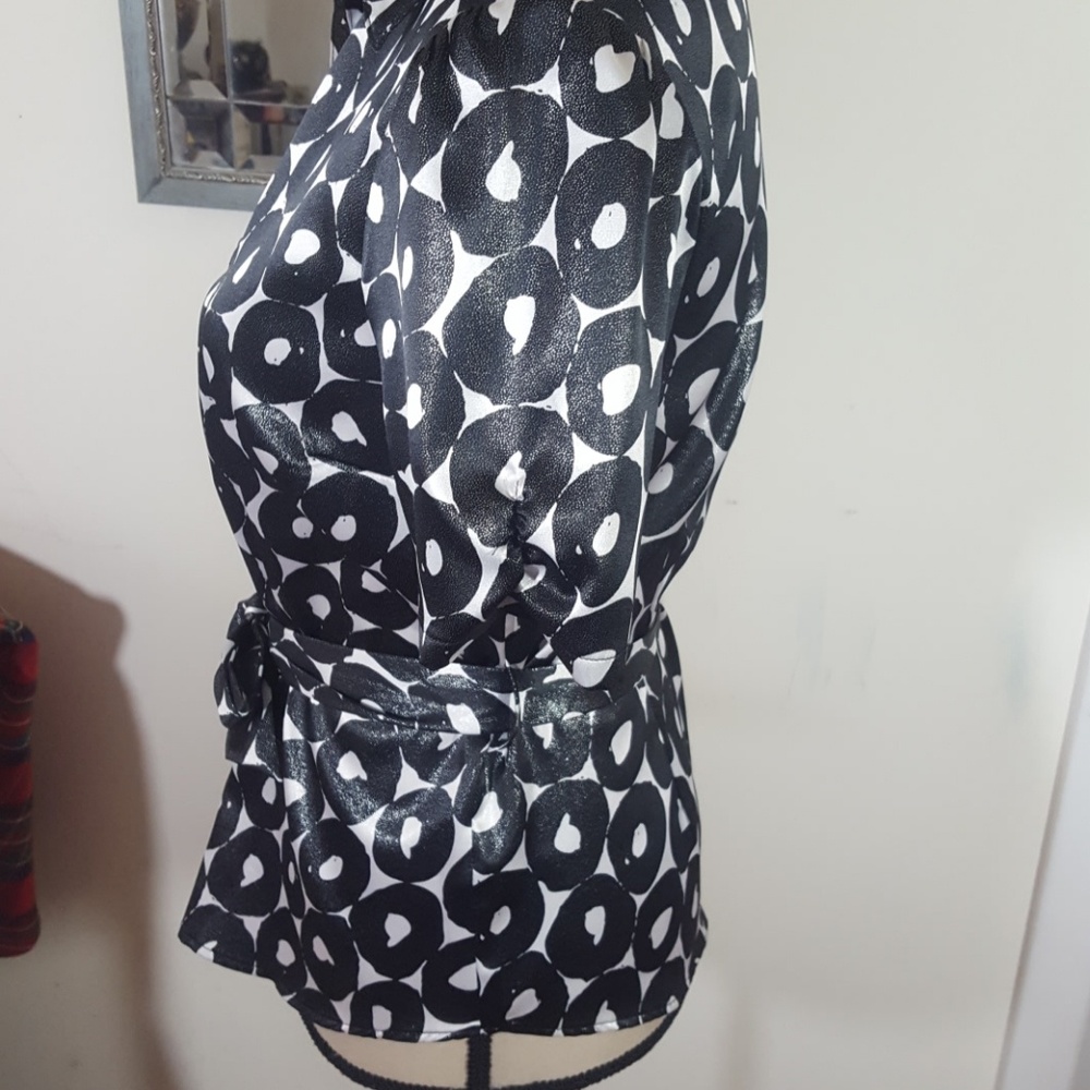 NY Collection Abstract Pattern Short Sleeves Button Down Black and White Top. M - Picture 4 of 8